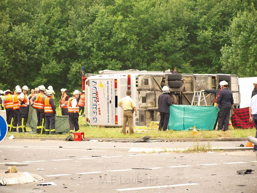 Schwerer Unfall mit Reisebus Lohmar Donrather Dreieck P470.JPG